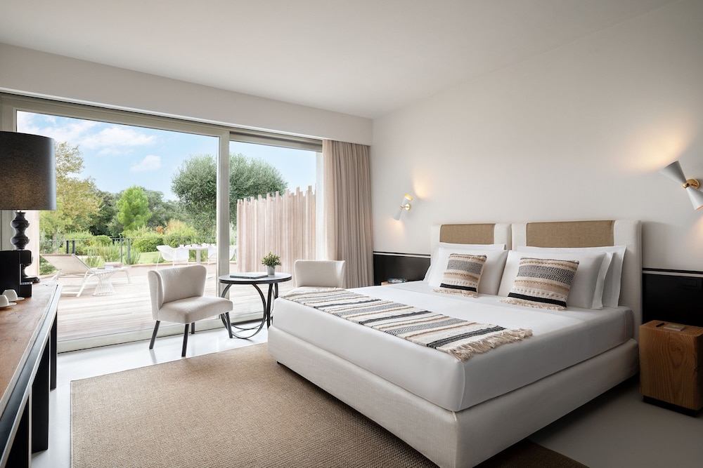 Superior Room, 1 King Bed, Courtyard View, Ground Floor