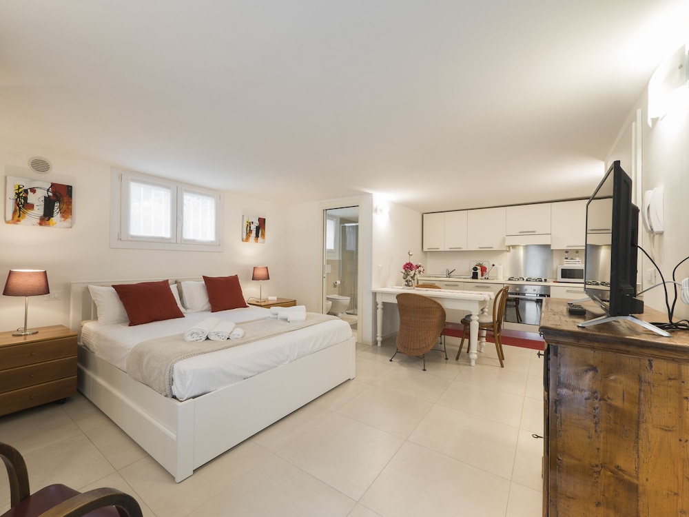 Studio, Garden View, Ground Floor photo 2