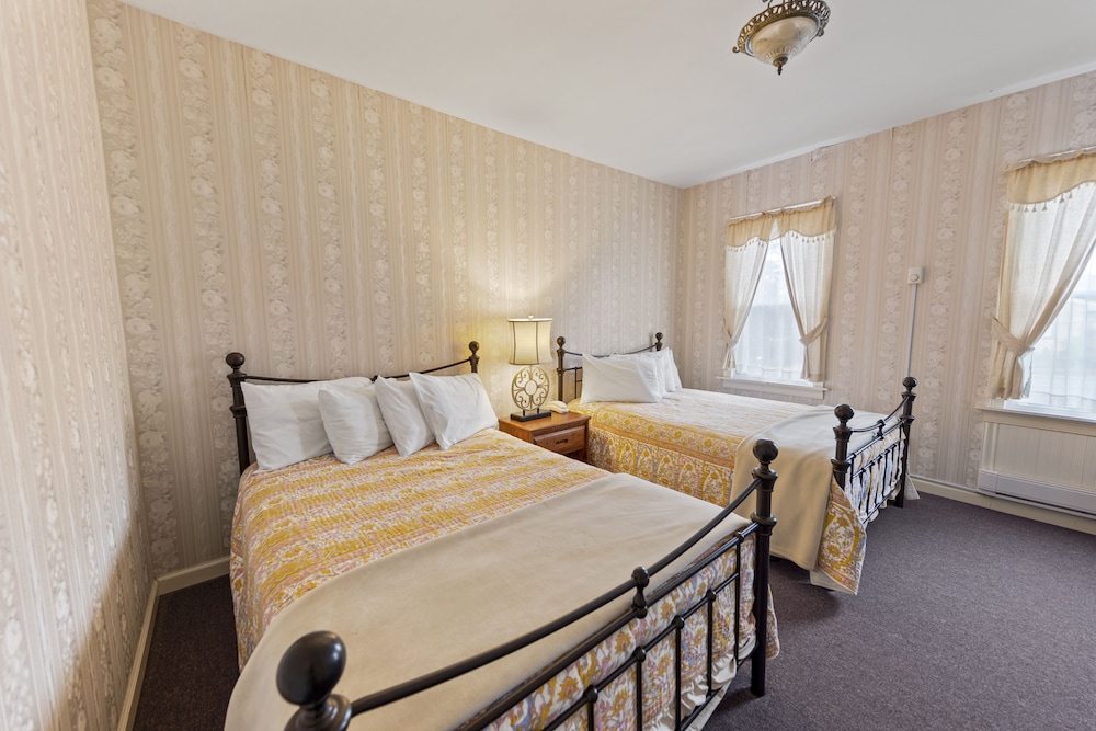Standard Room, 2 Double Beds photo 2