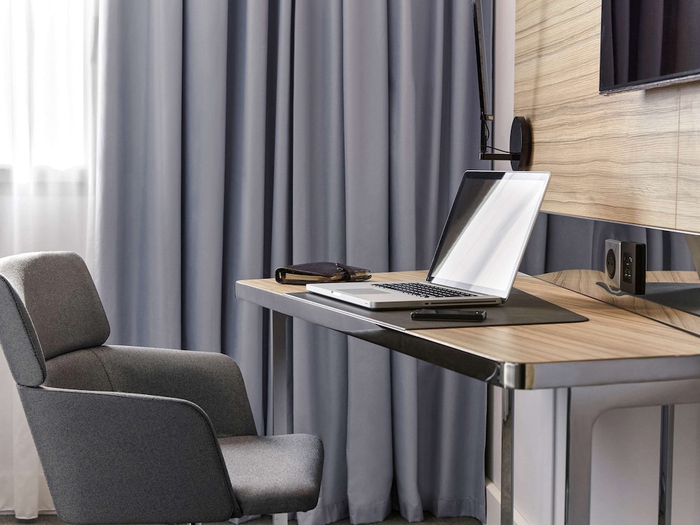 Deluxe Room, 1 Queen Bed with Sofa bed photo 3