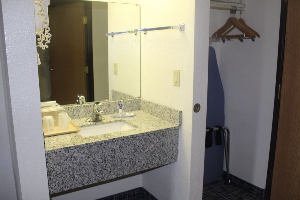 Queen Room with Two Queen Beds - Non-Smoking photo 2