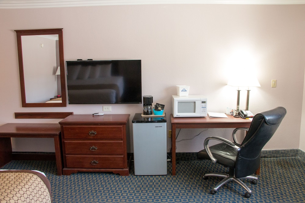 Room, Multiple Beds, Smoking (Mobility/Hearing/Roll-In Shower) - Photo 7