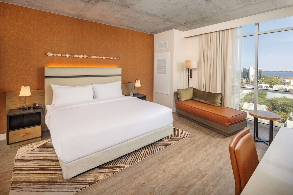 Junior Room, 1 King Bed, Corner (Water View) - Photo 3