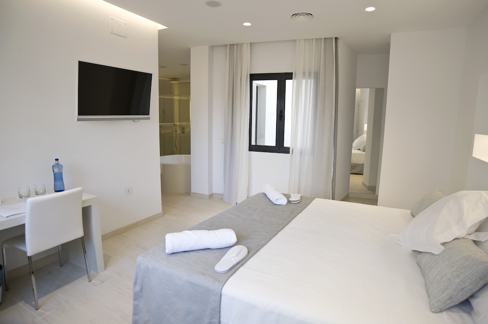 Deluxe Double Room, 1 King Bed, Hot Tub, Courtyard View photo 3
