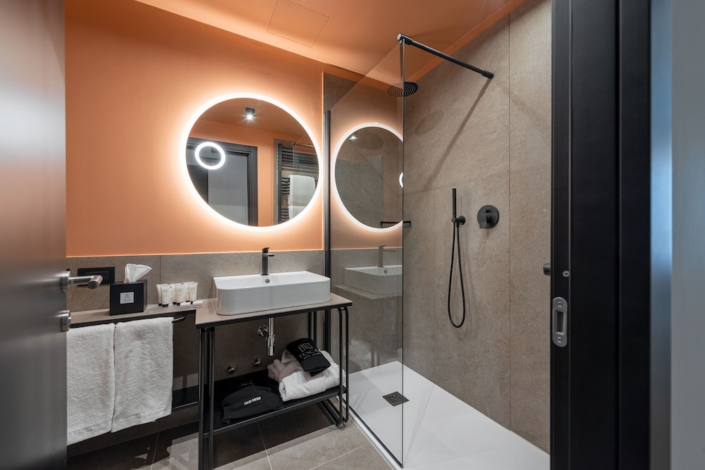 Executive Double or Twin Room thumbnail 6