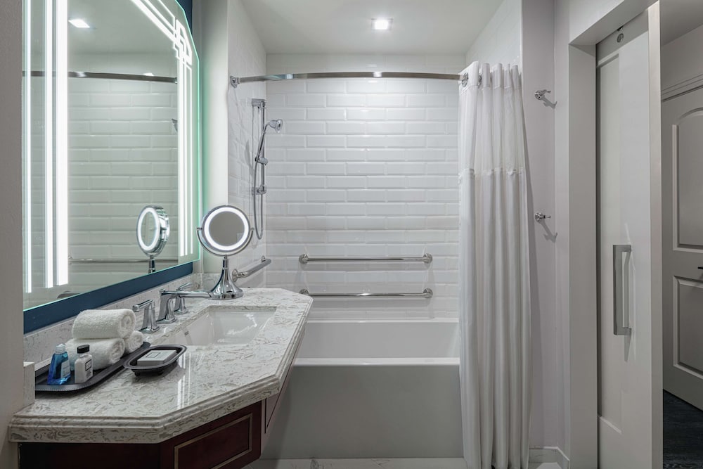 Accessible Room, 1 King Bed, Bathtub - Photo 5