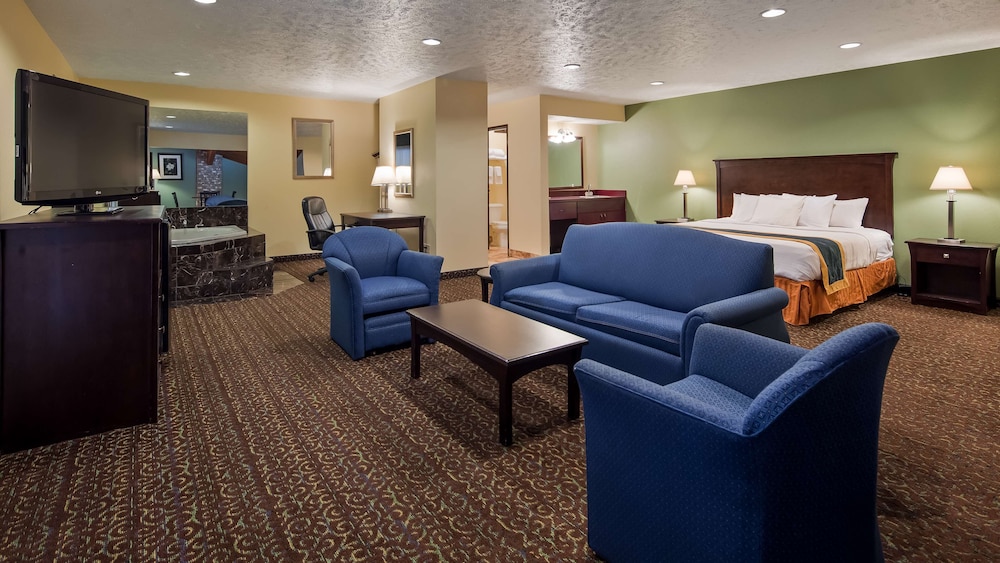Suite, 1 King Bed, Non Smoking, Jetted Tub - Photo 1