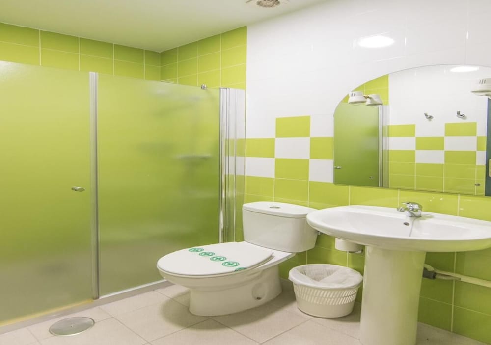 Basic Triple Room, Private Bathroom photo 3