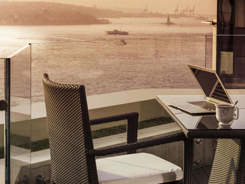 Suite, 1 King Bed with Sofa bed, Terrace with executive lounge access