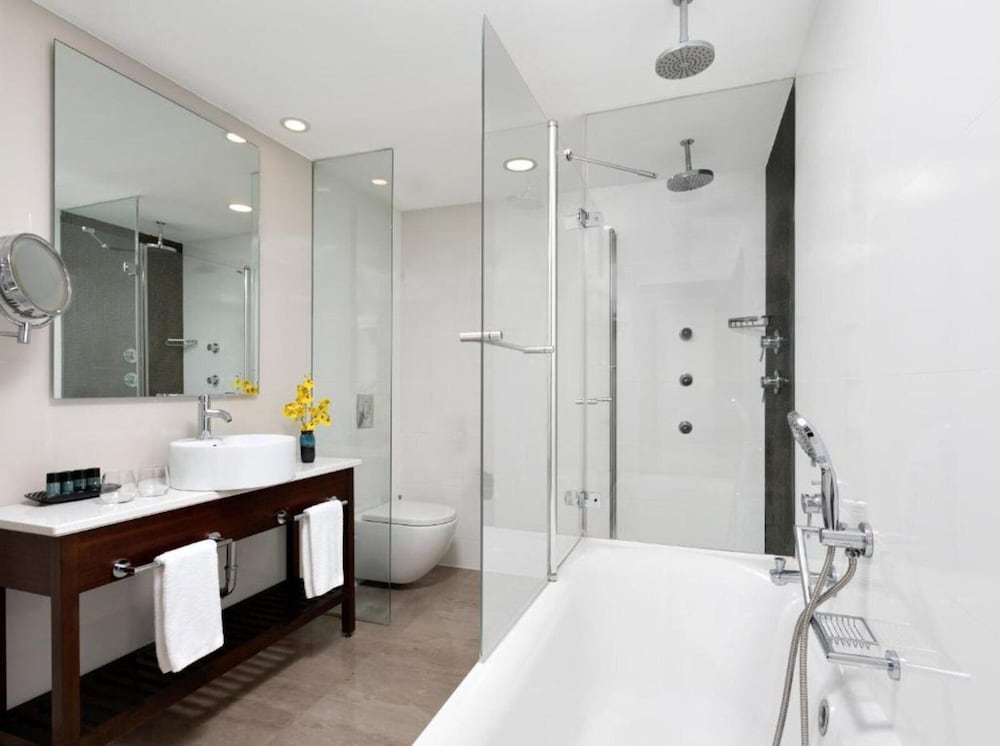 Standard Room, 1 King Bed, Club Lounge Access (Lounge Access) - Photo 6