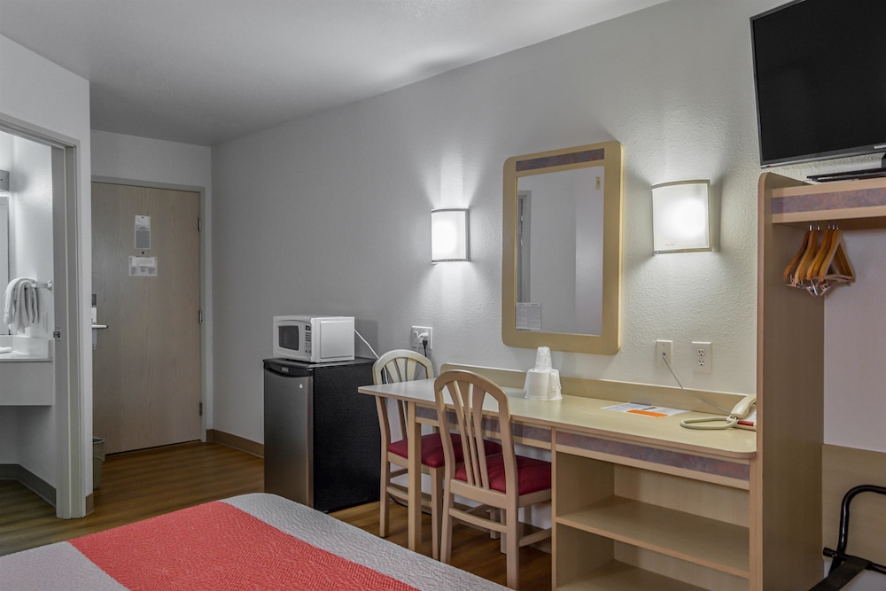 Standard Room, 1 King Bed, Non Smoking - Photo 11