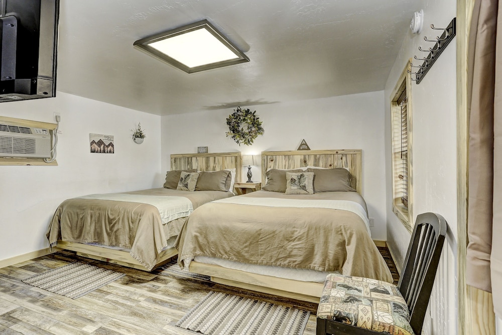 Deluxe Double Room, 2 Queen Beds photo 2