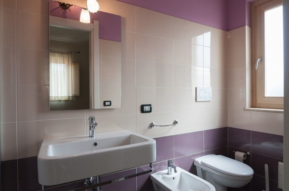 Economy Triple Room photo 2