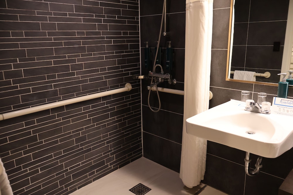 Room, 2 Double Beds, Accessible (Roll-in Shower) - Photo 4