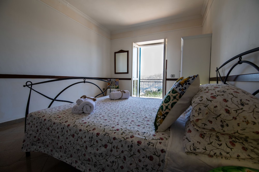 Classic Triple Room, Balcony, Mountain View photo 3