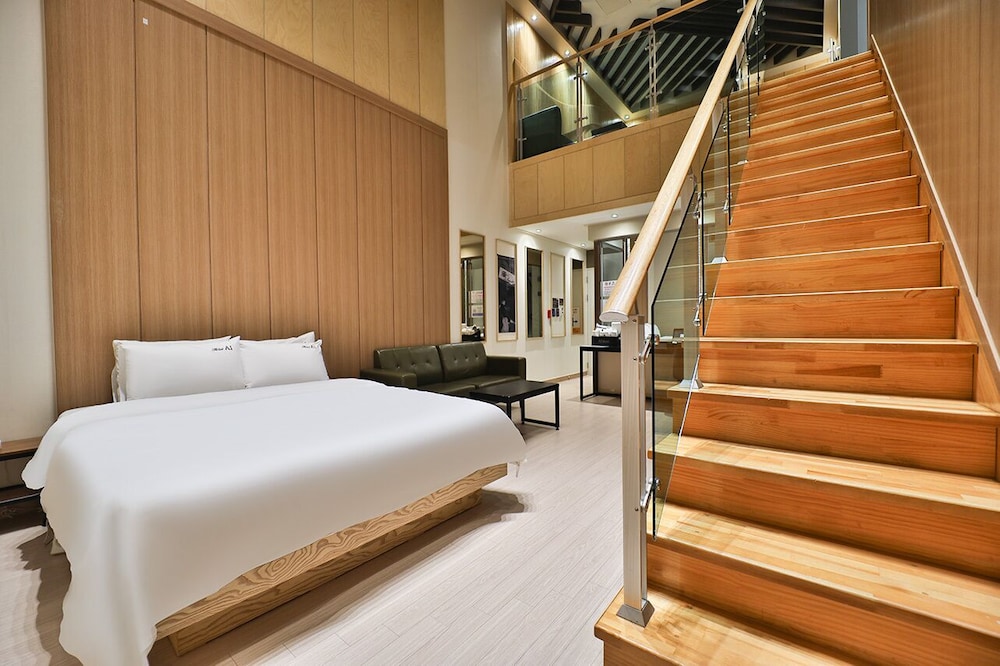 Family Twin Room, 2 Double Beds - Free Breakfast for 2 Included photo 1