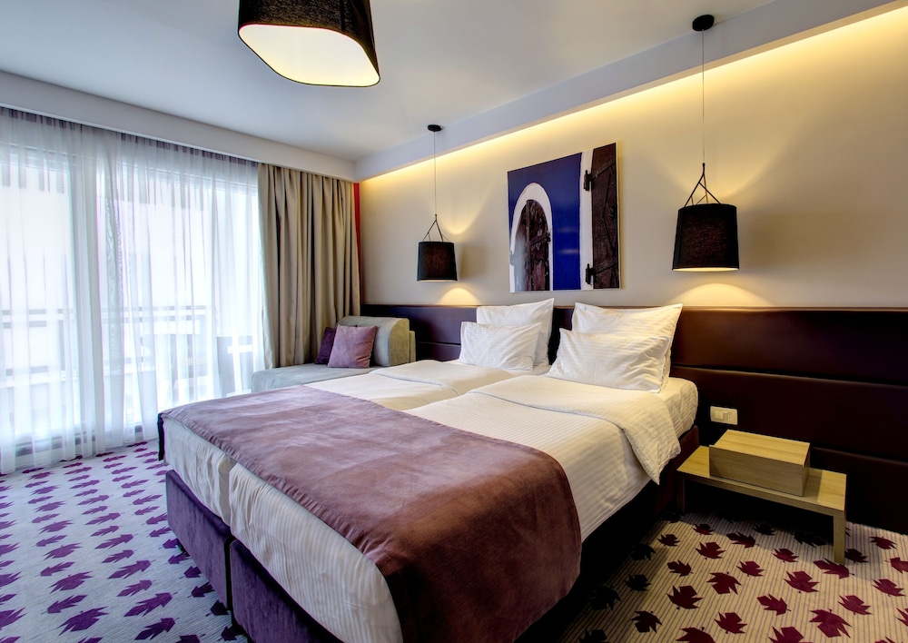 Triple Room, Multiple Beds, Balcony, City View photo 3