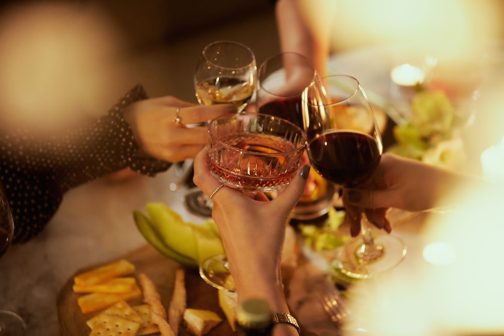 [SolSol PKG] Hotel Executive Suite(Clean, Standard, FamilyTwin) - 1 bottle of wine+Sauna for 2