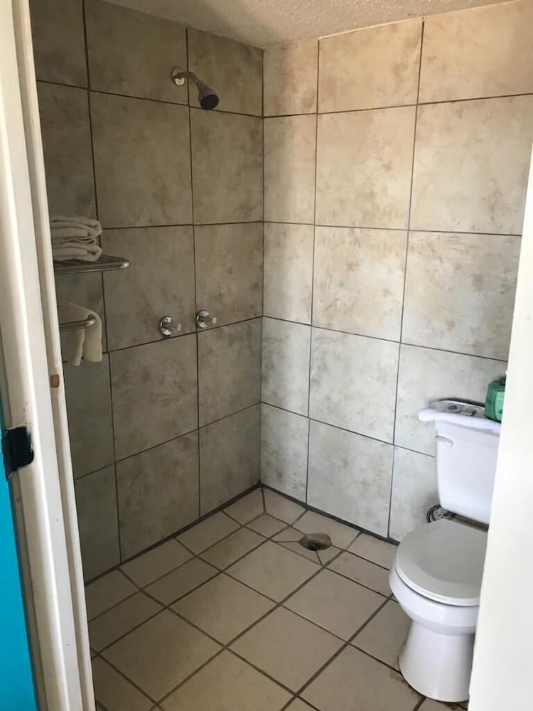Basic Single Room, 1 King Bed, Non Smoking - Photo 4