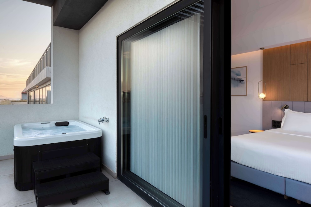 King, Deluxe Room, Jetted Tub, City View