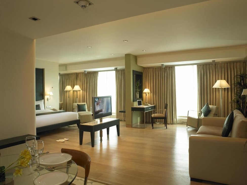 Executive Suite, 1 King Bed - Photo 2