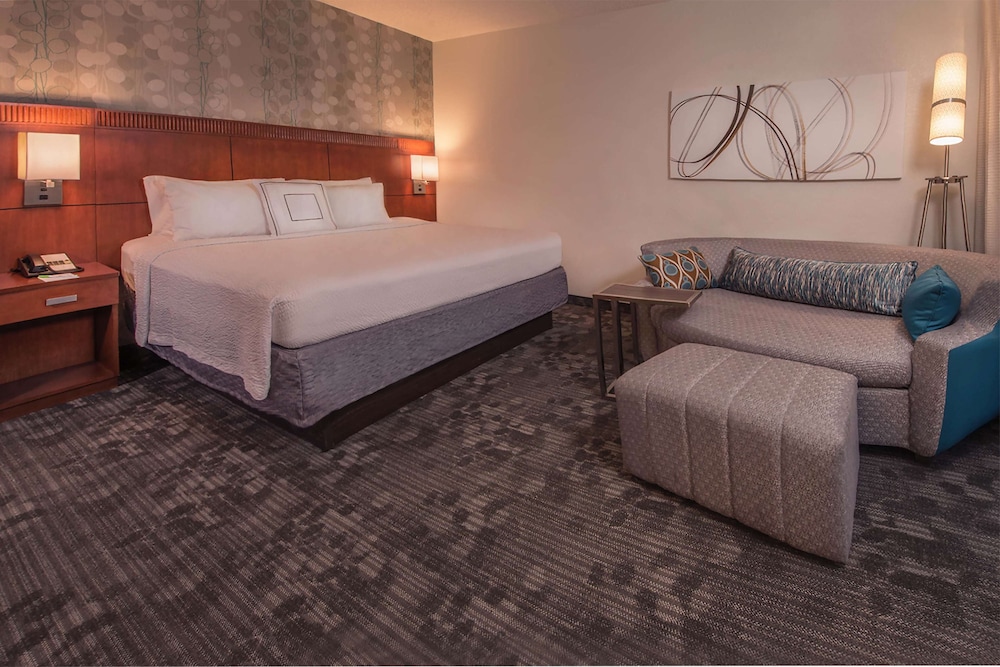 Superior Room, 1 King Bed with Sofa bed (Balcony) - Photo 1