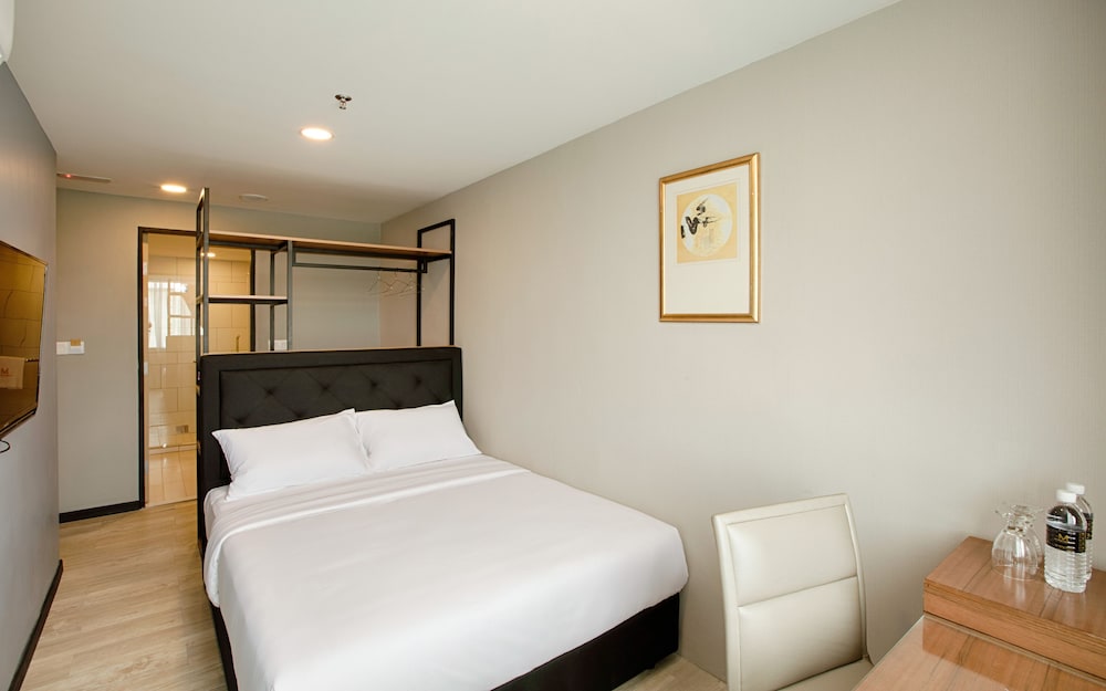 Deluxe Double Room, 1 Queen Bed, Non Smoking - Photo 1