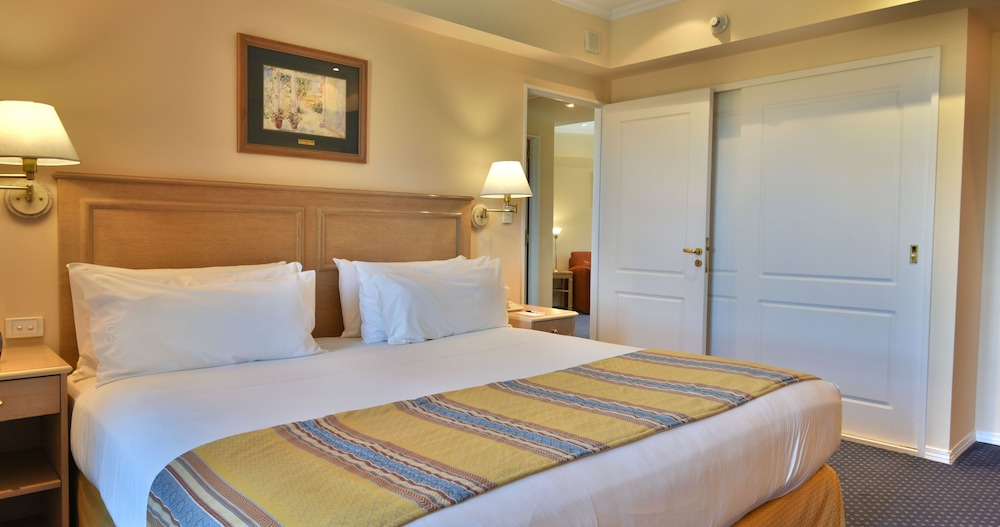 Suite, 1 King Bed, Mountain View (Pool View)