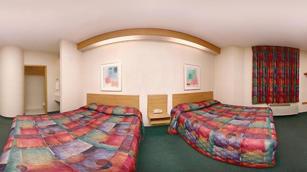 Standard Room, 2 Queen Beds, Non Smoking - Photo 6