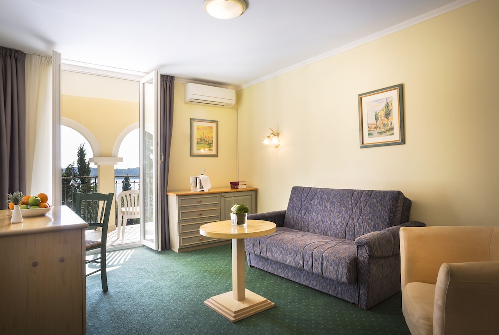Executive Suite - Photo 6