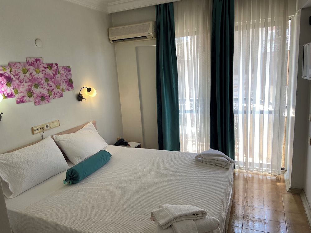 Classic Double Room, 1 Queen Bed, Smoking photo 1