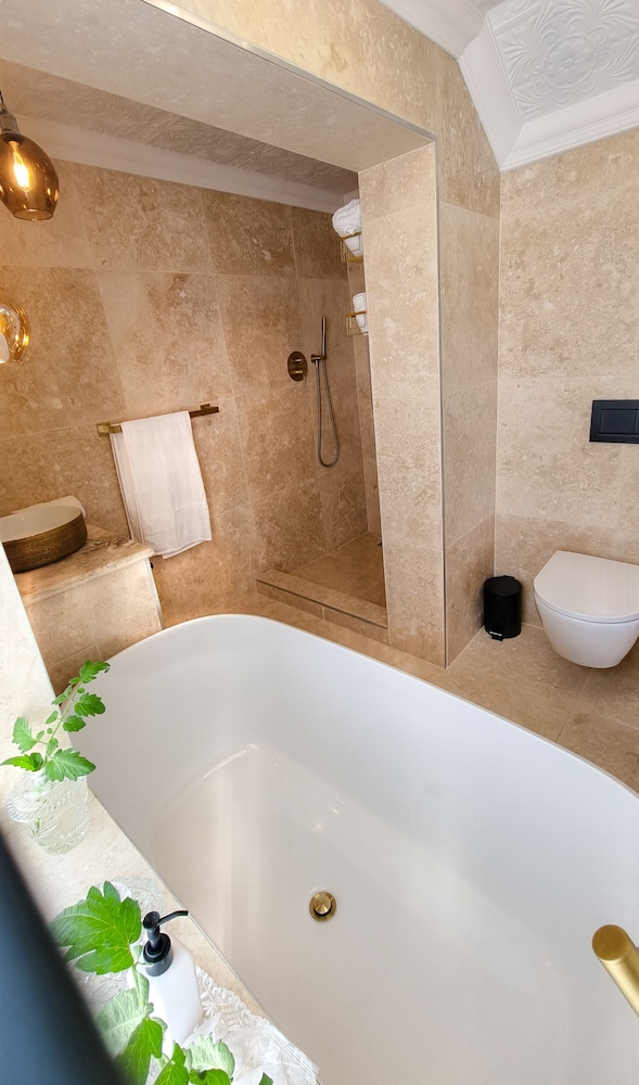 Luxury Twin Room - Photo 13