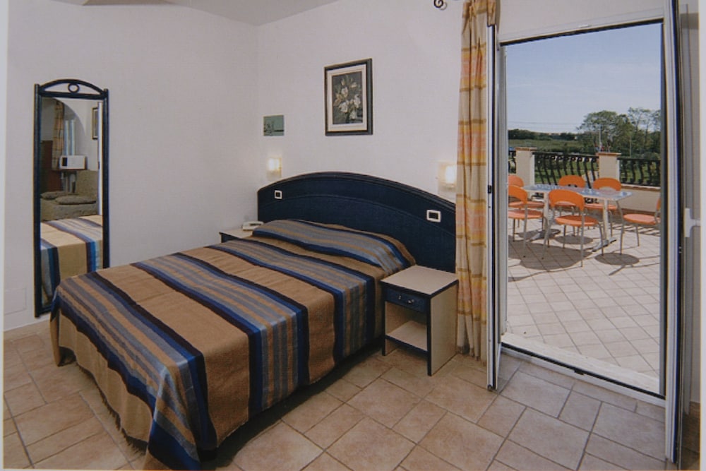 House, 2 Bedrooms photo 2