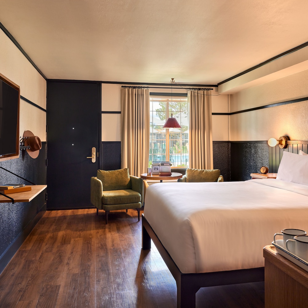Room, 1 King Bed, Mobility Accessible (Pool) photo 1