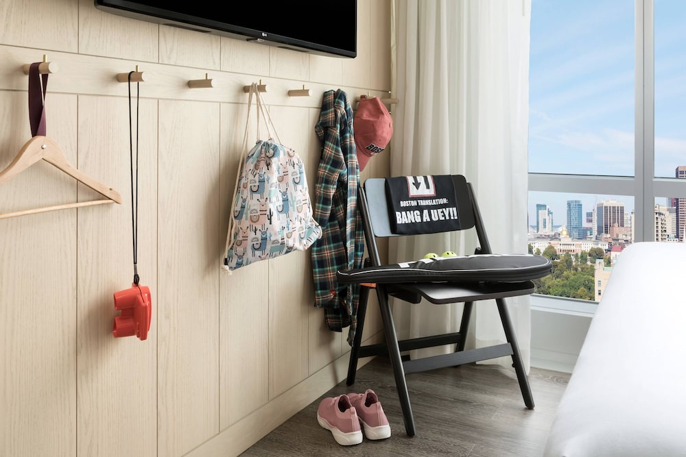 Room, 1 Queen Bed, City View (Corner) - Photo 5
