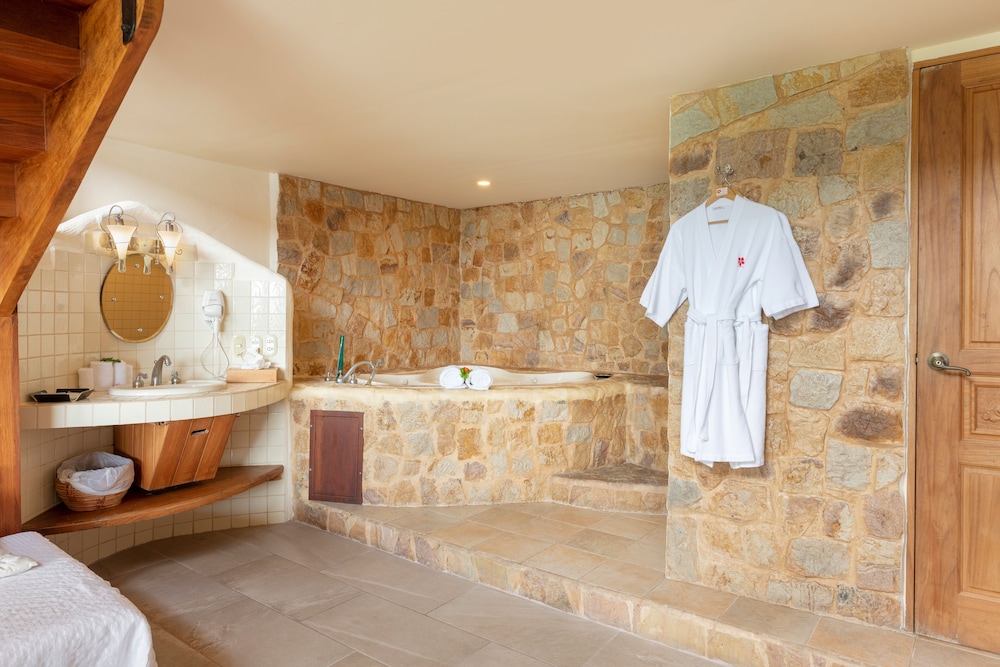 Honeymoon Suite with Ocean View - Photo 5