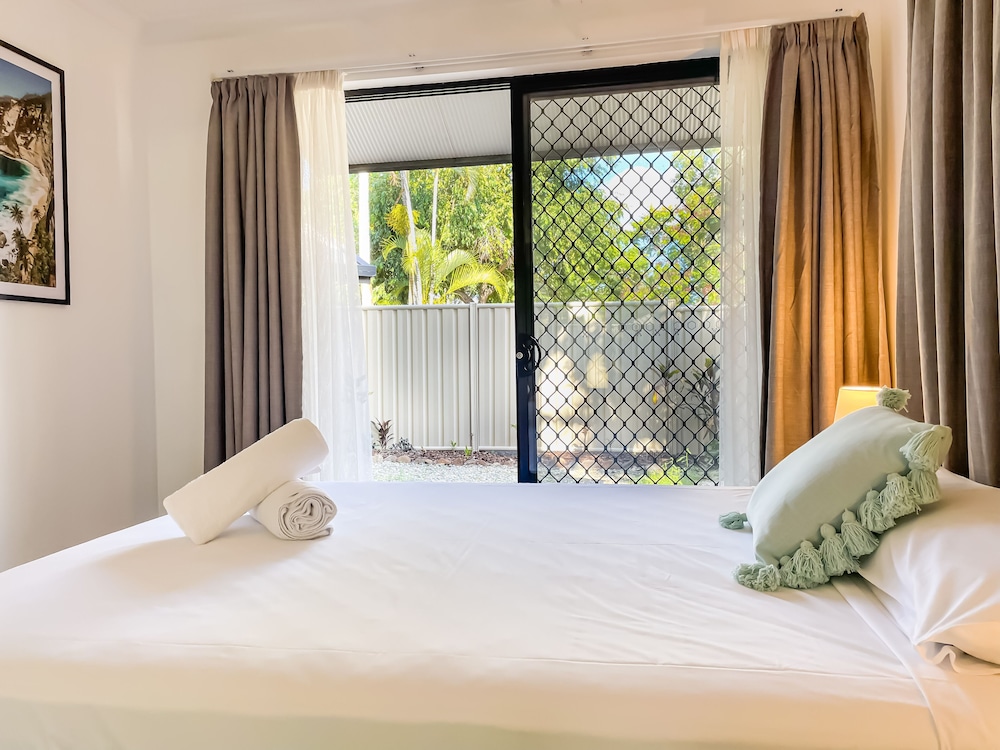 Classic Apartment, 3 Bedrooms, Garden View, Poolside photo 3