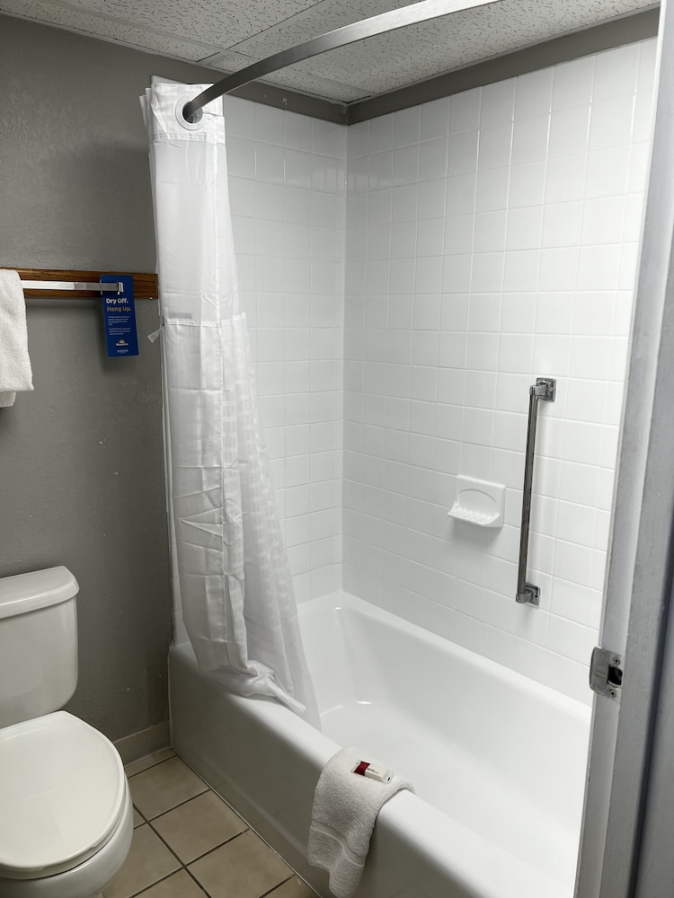 Room, 2 Queen Beds, Smoking - Photo 5