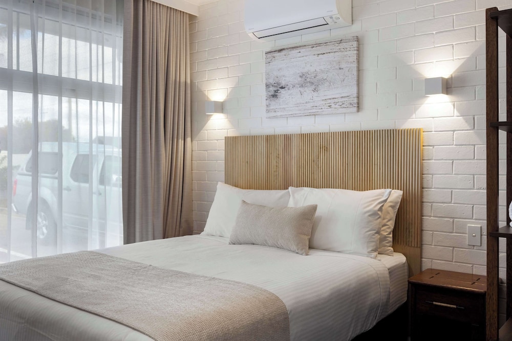 Deluxe Room, Multiple Beds - Photo 1
