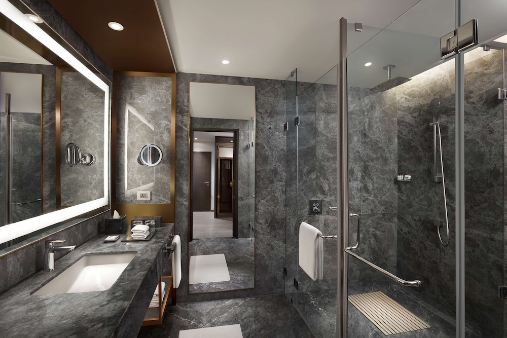 Regency, Executive Suite - Photo 3