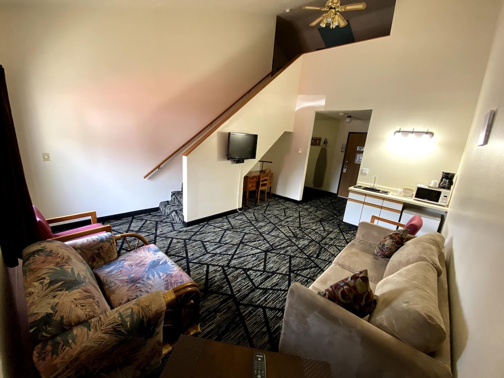 Suite, 1 King Bed with Sofa bed photo 2