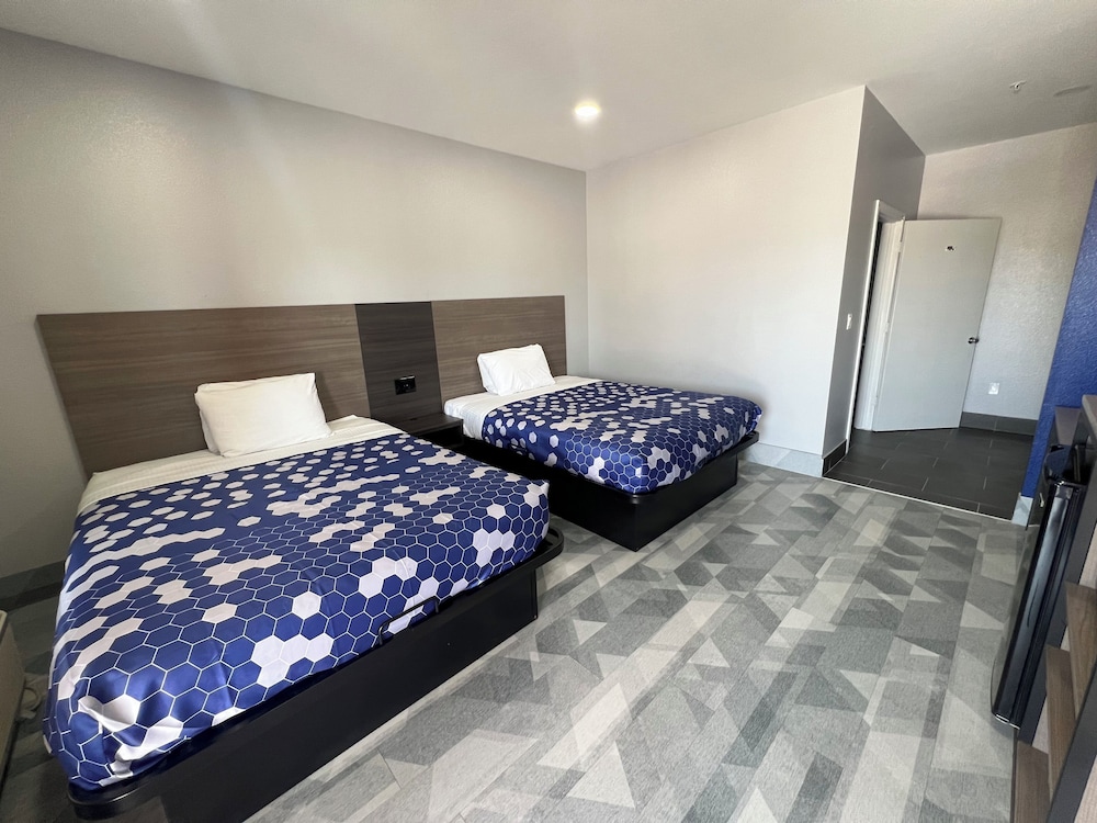 Standard Room, 2 Queen Beds, Non Smoking - Photo 1