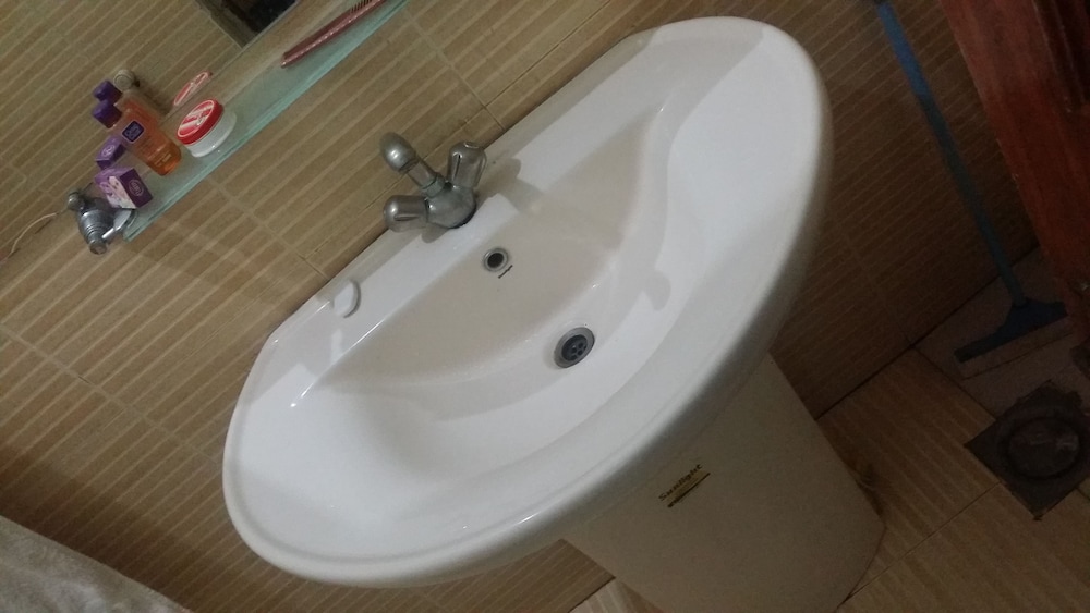 Economy Single Room, 1 Queen Bed, Accessible, Smoking photo 2