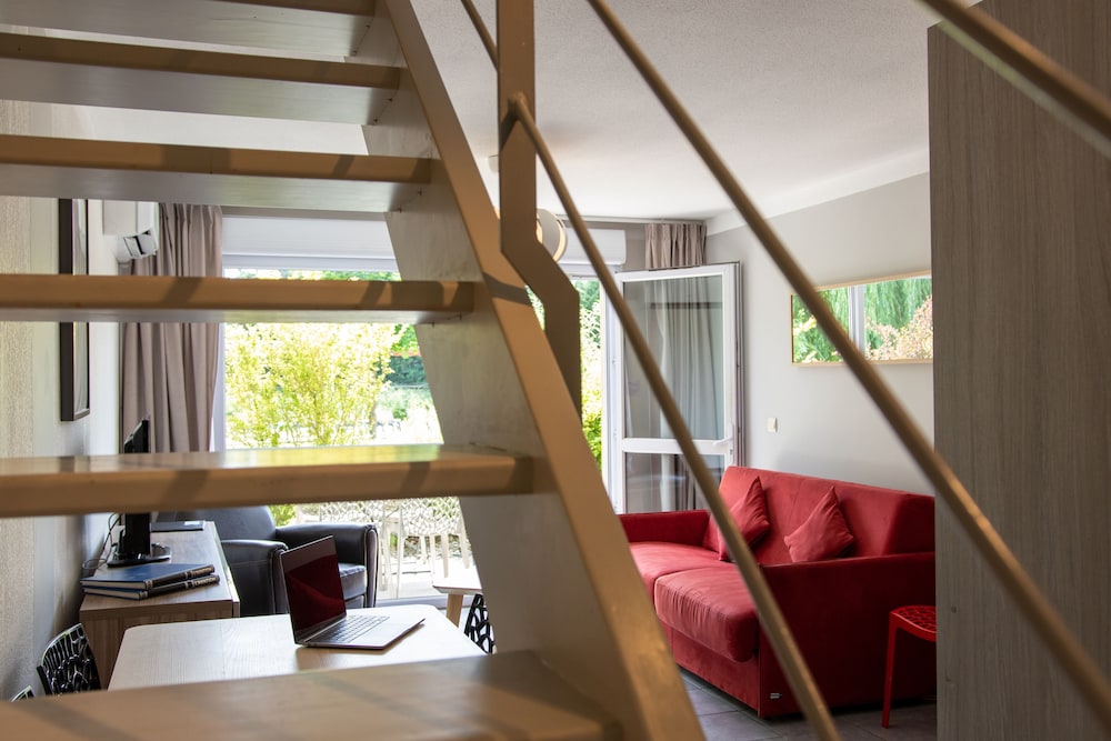 Suite, 2 Bedrooms - Photo 6
