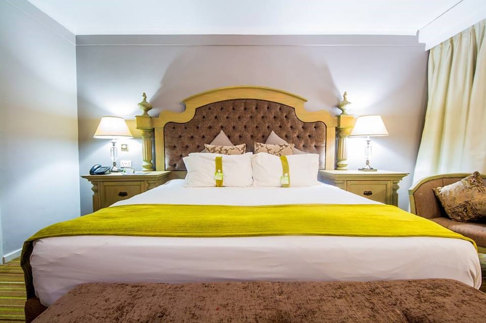 Suite, 1 King Bed, Smoking, City View photo 3