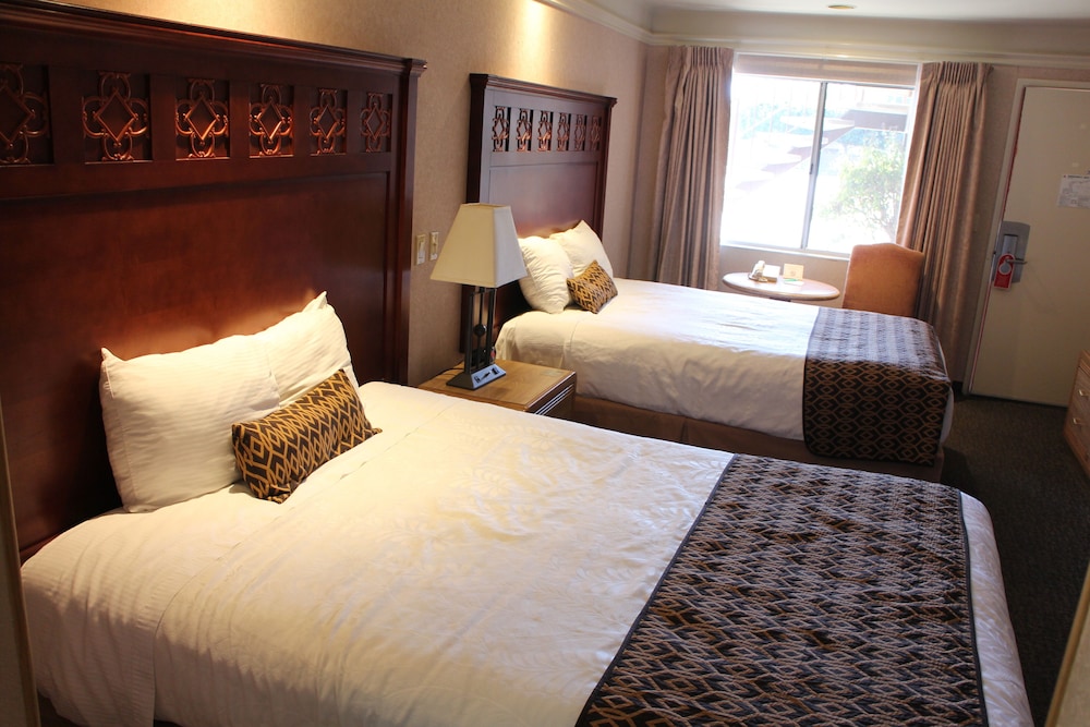 2 Queen Beds, Fireplace photo 1