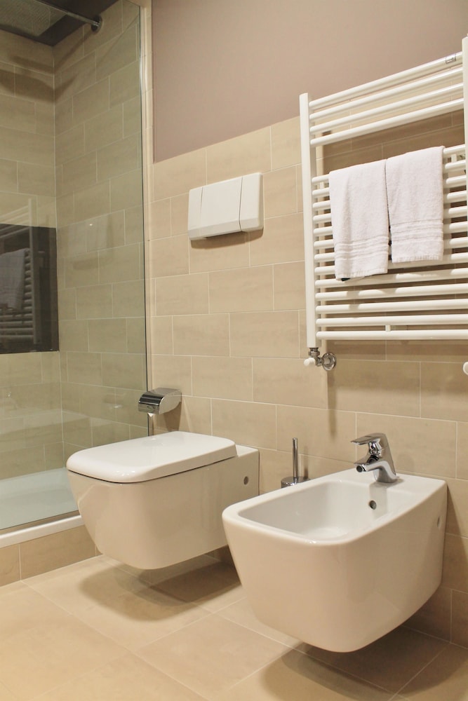Standard Room, Multiple Beds - Photo 11