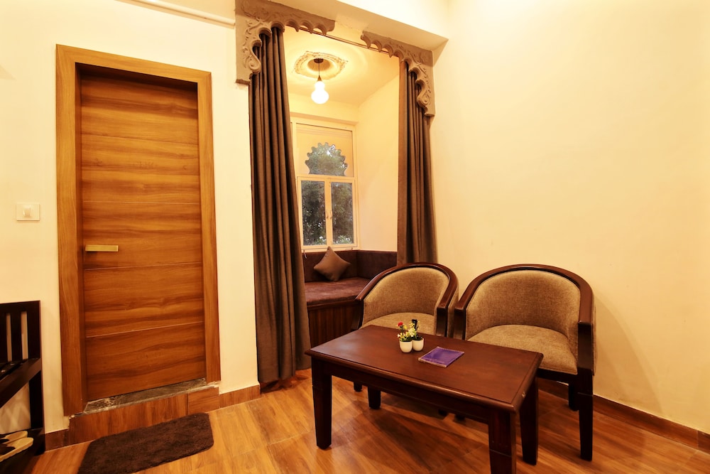 Royal Room - Photo 9