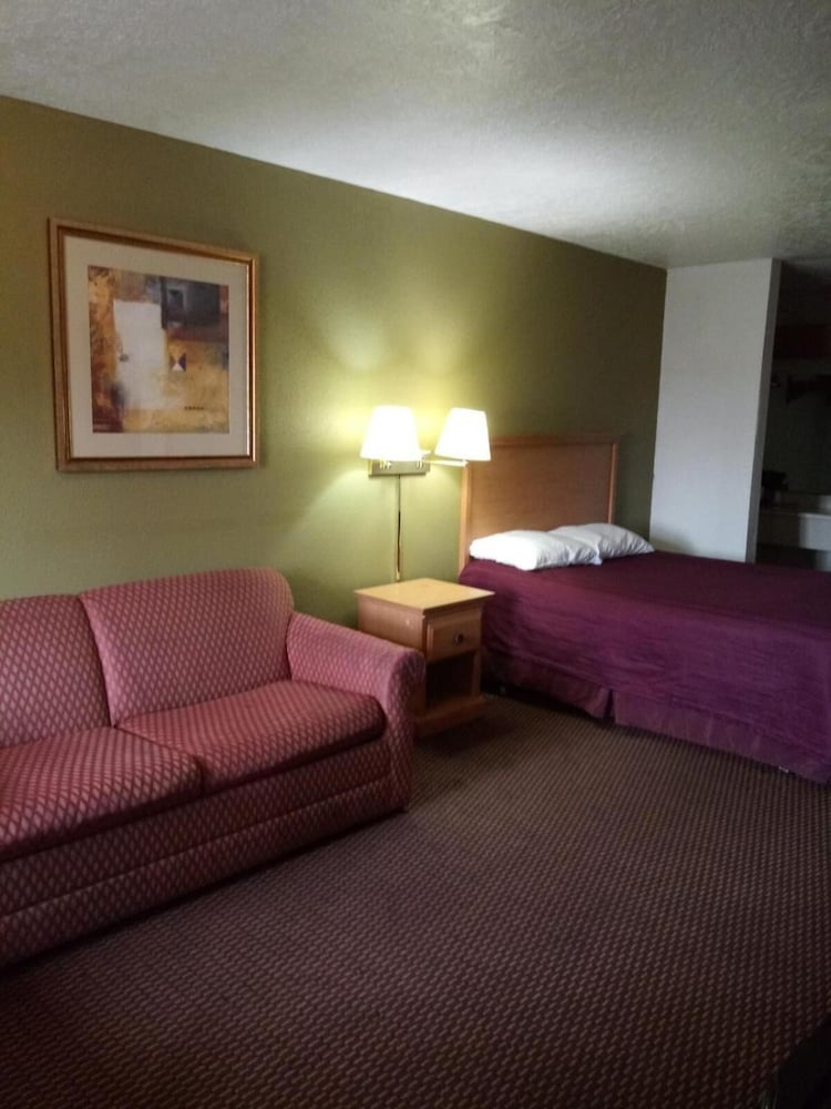 Standard Room, 1 Queen Bed, Refrigerator & Microwave photo 2
