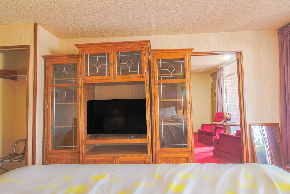 Suite, 1 King Bed - Photo 8